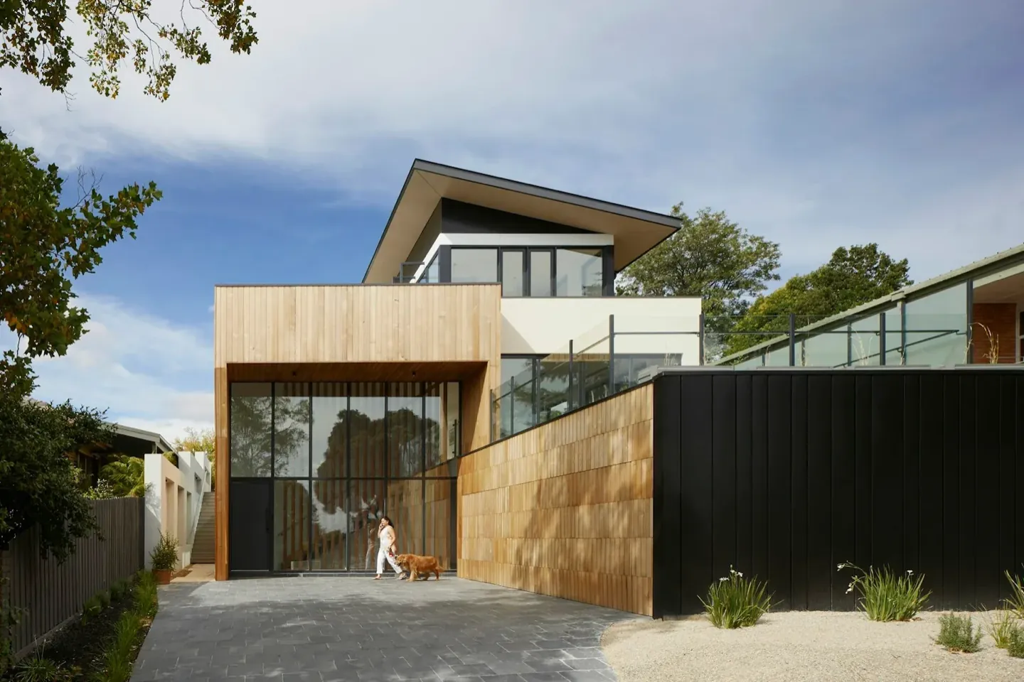 Warm Teak & Timber Home - Poes Garden